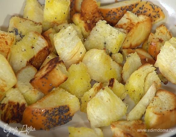 Разогреть сковороду и обжарить хлеб — крутоны должны получиться золотистыми со всех сторон.