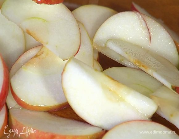 Из половинки лимона выжать сок и сбрызнуть дольки яблок.