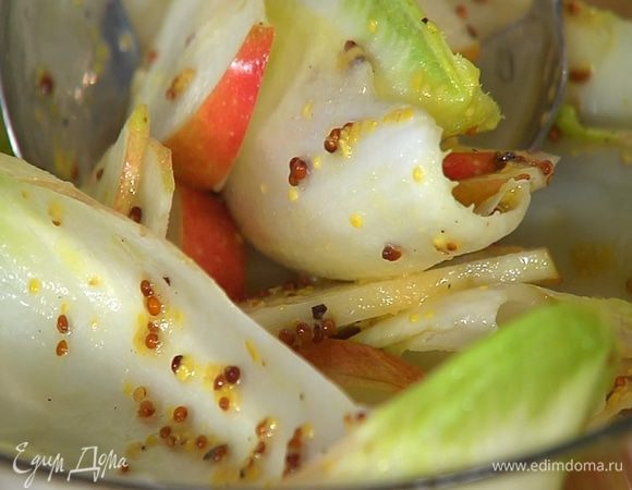 Добавить яблочные дольки и заправку, все перемешать.