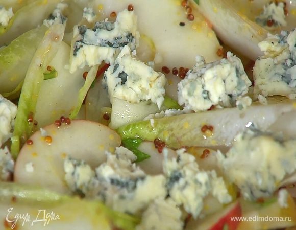 Голубой сыр поломать небольшими кусочками и украсить салат.