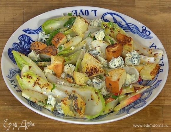 Подавать салат с хрустящими теплыми крутонами.