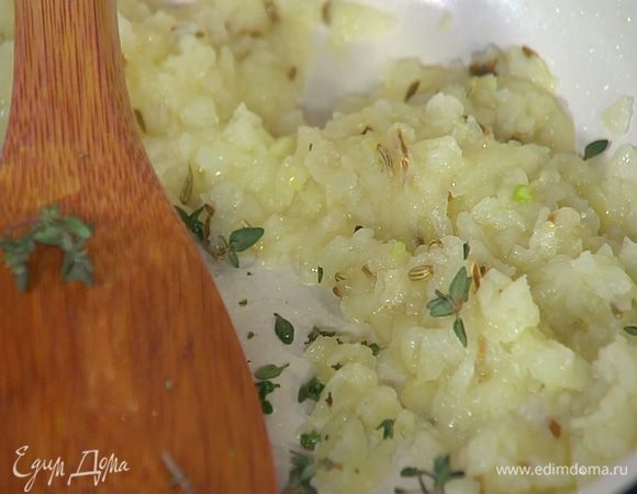 Добавить семена фенхеля и листья тимьяна, все перемешать.