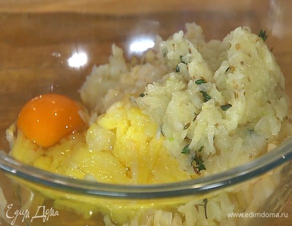 Картофель и корень сельдерея натереть на крупной терке, добавить яйцо, обжаренный лук, горчицу, посолить, поперчить и вымешать.