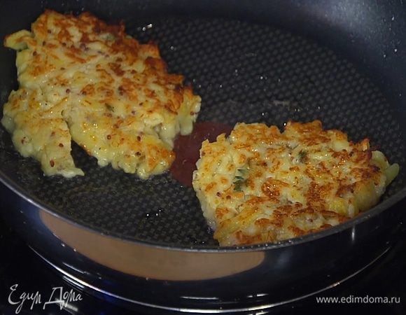 Разогреть в сковороде оставшееся масло и пожарить оладьи.