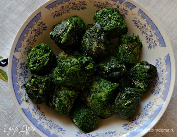 Разморозить шпинат, отжать лишнюю жидкость и немного порубить.