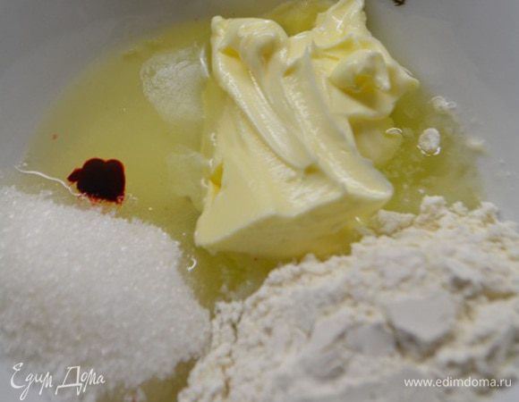 Смешать ингредиенты для красного теста: в миске смешать белок от яйца, сахар, муку и мягкое сливочное масло.