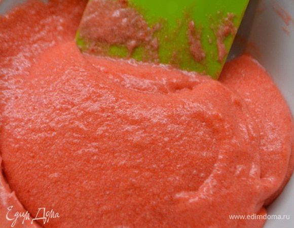 Получится вот такое красивое тесто. Выложить его в кондитерский мешок или шприц как у меня.