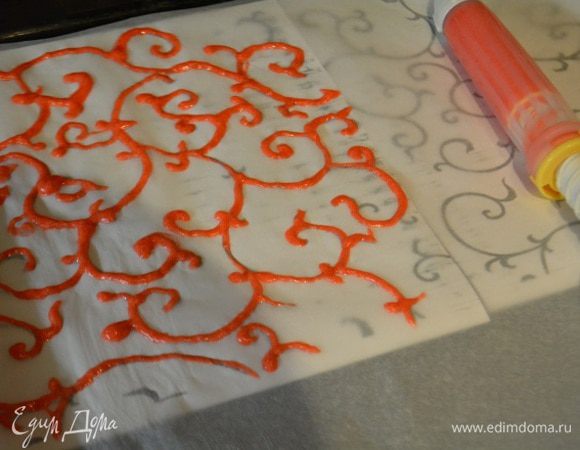 Противень застелить пекарской бумагой. Под бумагу уложить рисунок с растительным узором. И аккуратно начинаем наносить рисунок на бумагу. Придерживаем левой рукой, чтобы бумага не ездила. Убрать противень с рисунком в морозилку на 15 минут.