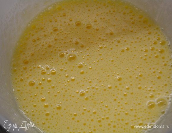 Тем временем займемся бисквитом. В миску разбить яйца, к ним добавить оставшийся желток от красного теста. Высыпать сахар и соль. Взбить содержимое в течение 7 минут.