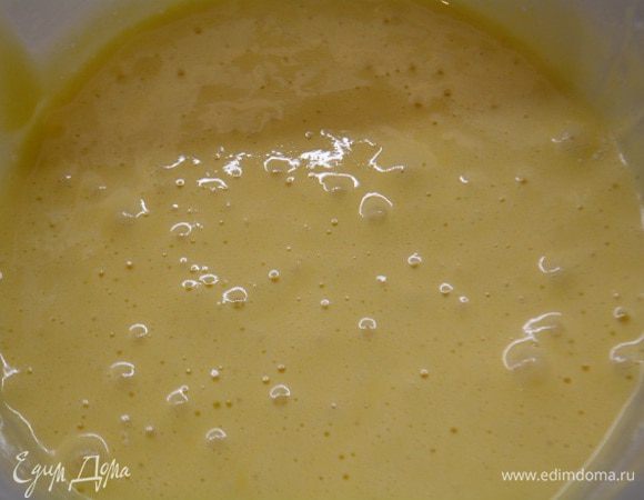 К этой массе добавить просеянную муку с разрыхлителем. Перемешать, чтобы не было комочков.