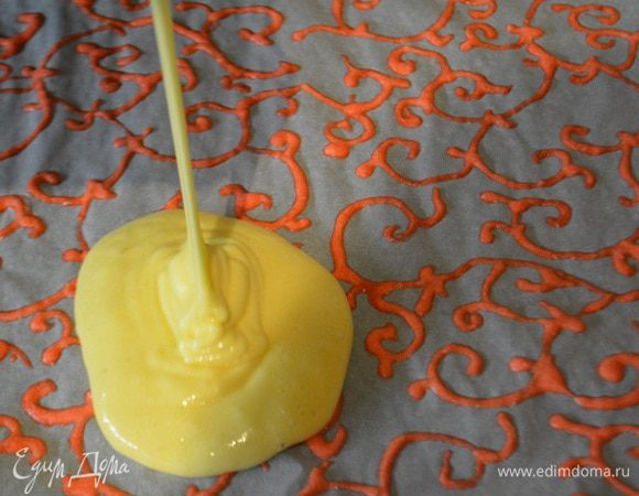 Достать противень с рисунком из морозилки и вылить на него тесто. Если необходимо, разровняйте. Выпекать в разогретой духовке 10-12 минут, при 180С.