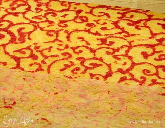 Готовый бисквит достать из духовки и перевернуть на чистое полотенце, присыпанное сахарной пудрой. Удалить бумагу.