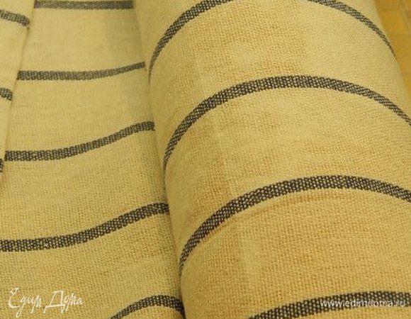 Свернуть бисквит в рулет вместе с полотенцем, остудить.