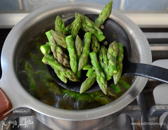 Вскипятите в кастрюльке воду, слегка посолите и добавьте верхушки спаржи. Отварите буквально пару минут и достаньте спаржу из воды. 