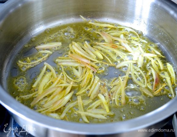 Лук-шалот нарежьте не очень мелко. В глубокой сковороде разогрейте оливковое масло. Положите обжариваться лук, пока не посветлеет.