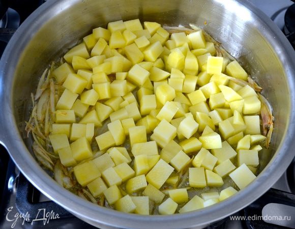 Затем добавьте к луку нарезанный картофель.