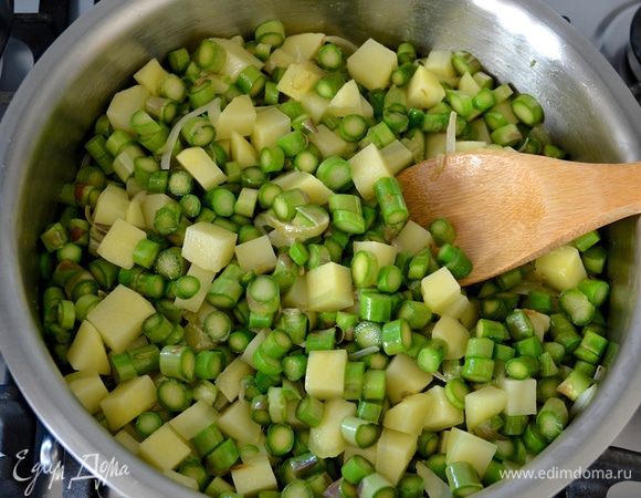 И спаржу... Обжаривайте все на среднем огне, помешивая, чтобы овощи не пригорели, 7-8 минут.