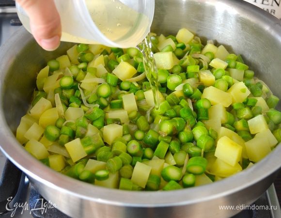 Затем влейте белое вино и дайте ему выпариться.