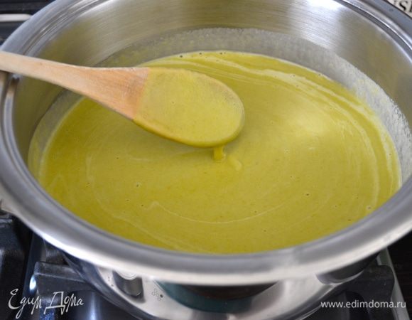 Перелейте суп-пюре в кастрюлю, добавьте сливки, перемешайте и прогрейте, проверьте еще раз на количество соли. Вкуснейший суп готов!