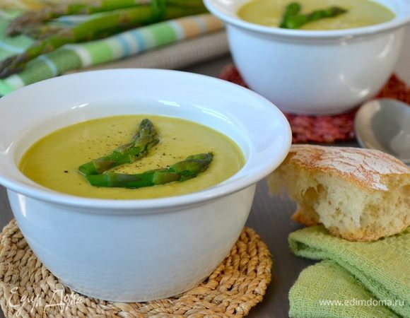 Подавайте, разложив по тарелкам и украсив сверху отварными верхушками спаржи.