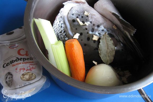 Приготовить суповой набор из семги. В ингредиентах даю вес супового набора. Голову (без жабр и глаз), хвост, плавники семги, кости с частью мякоти форели холодного копчения сварить вместе с лавровым листом, черным перцем горошком, одной луковицей, морковью, стеблем сельдерея, корнем сельдерея, соль не добавлять.
