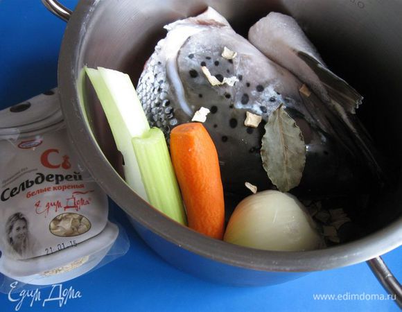 Приготовить суповой набор из семги. В ингредиентах даю вес супового набора. Голову (без жабр и глаз), хвост, плавники семги, кости с частью мякоти форели холодного копчения  сварить вместе с лавровым листом, черным перцем горошком, одной луковицей, морковью, стеблем сельдерея, корнем сельдерея, соль не добавлять.   