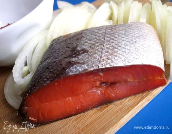 Это - кусочек форели холодного копчения (балык), кости которого с частью мякоти были добавлены в бульон. У меня получилось 2 литра бульона после процеживания. Оставшийся лук почистить, порезать полукольцами. 