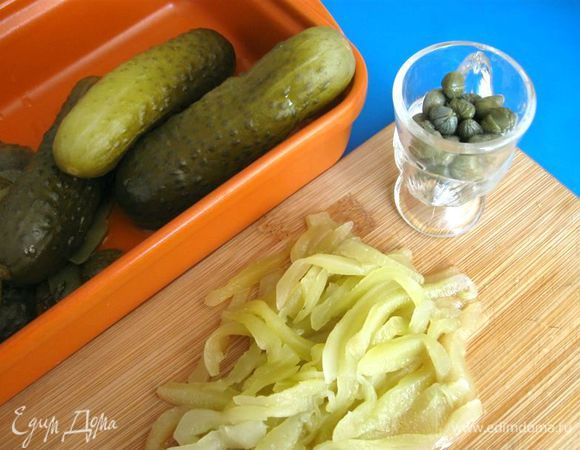 Соленые огурцы (лучше бочковые) почистить, порезать соломкой. Если у вас огурцы с крупными жесткими семенами, то от семян надо избавиться.
