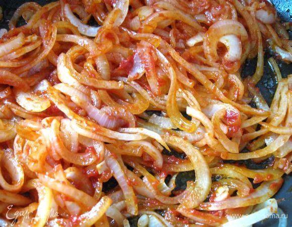  В разогретой с растительным маслом сковороде обжарить лук до прозрачности, добавить томатную пасту, обжарить немного, лук не должен румяниться, добавить огурцы, рассол, тушить минут 15,  добавив небольшую  часть рыбного бульона (если рассола будет недостаточно, овощи при тушении не должны быть сухие). Выключить огонь.
