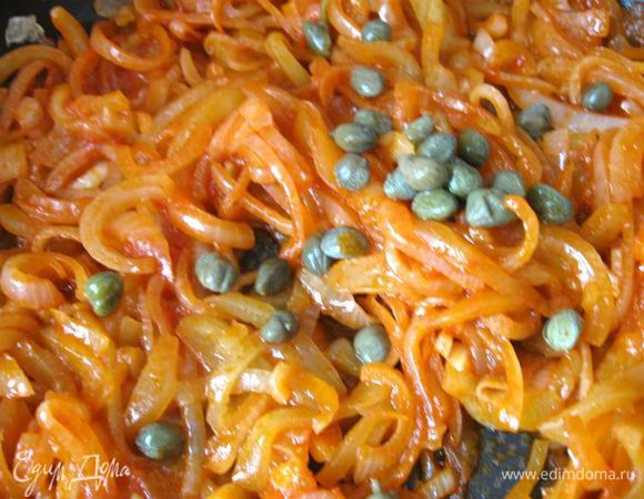 Добавить каперсы. Перемешать. В горячий бульон опустить обжарку, проварить минут 15, в процессе варки проверить, достаточно ли соли. Снять с огня. Дать солянке немного настояться. От этого она станет еще лучше. 