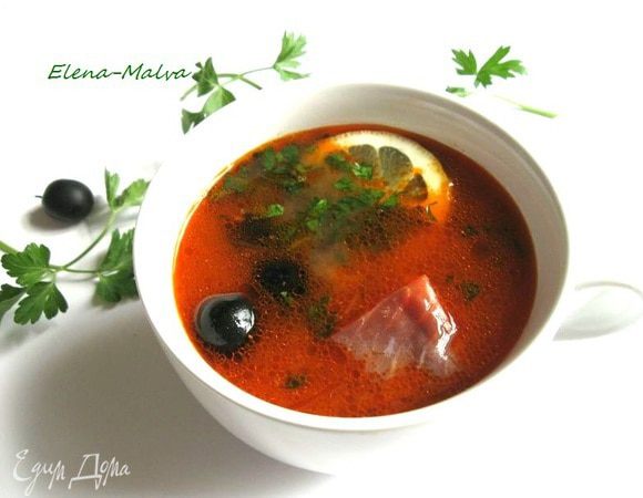 Добавить в тарелки к солянке (поперчить, по желанию) оливки, дольку лимона с кожурой (некоторые очищают его от кожуры, а мне нравится чуть слышный цитрусовый оттенок), порезанную петрушку, положить кусочки форели холодного копчения.  

Приятного аппетита!
