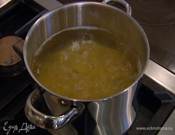 Пенне отварить в подсоленной воде согласно инструкции на упаковке, затем воду слить и сохранить.