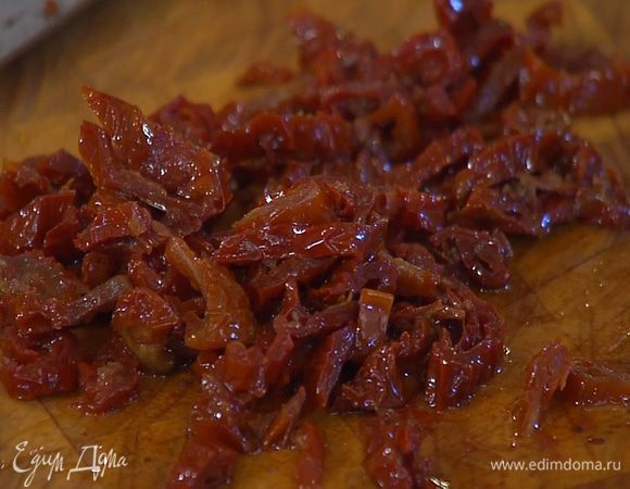 Вяленые помидоры порезать небольшими кусочками.