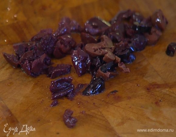 Оливки мелко порезать.