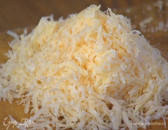 Твердый сыр натереть на мелкой терке.