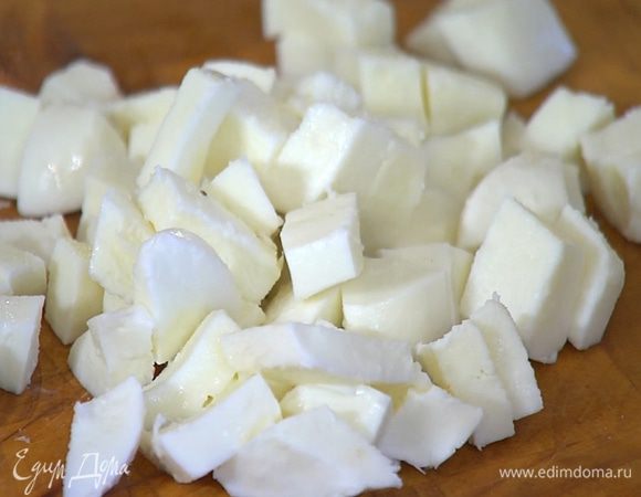 Моцареллу нарезать небольшими кубиками.