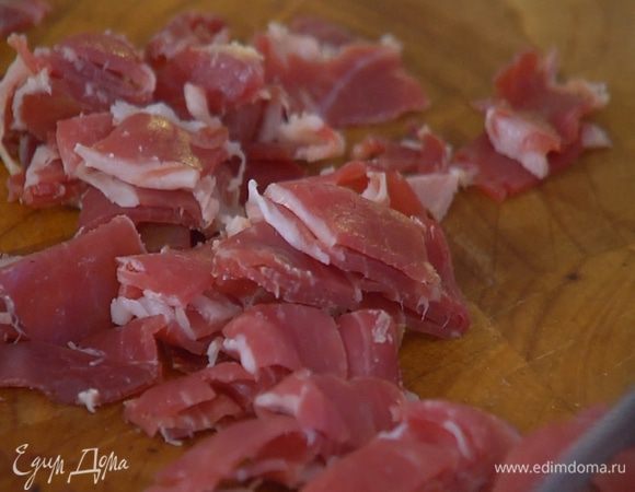 Ветчину нарезать небольшими кусочками, добавить к макаронам и все перемешать (если нужно влить пару столовых ложек воды, в которой варились макароны).