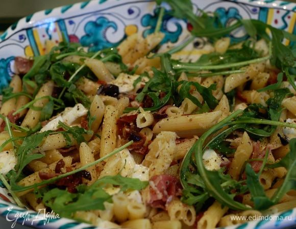 Сверху выложить руколу, все поперчить и сбрызнуть оливковым маслом.