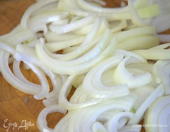 Лук почистить и нарезать полукольцами.