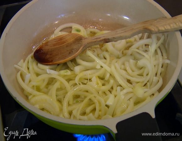 Разогреть в сковороде оливковое и сливочное масло и обжарить лук до прозрачности.