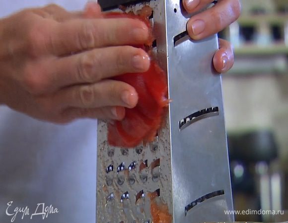 Помидоры разрезать поперек пополам и натереть мякоть на терке, так чтобы кожица осталась в руке.