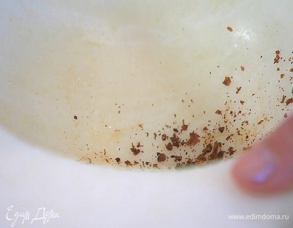 Гвоздику растереть в ступке.