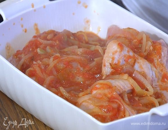 Курицу разрезать на четыре части, выложить в жаропрочную керамическую форму и полить сверху соусом.