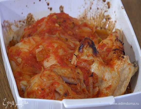 Запекать курицу в соусе в разогретой духовке до готовности, периодически поливая выделившимся соком, главное — не пересушить.