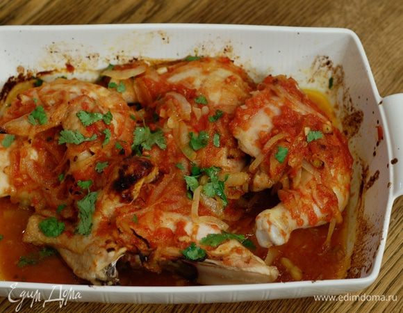 Готовую курицу посыпать измельченной руками кинзой.