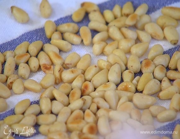 Кедровые орехи подсушить на разогретой сковороде, затем остудить.