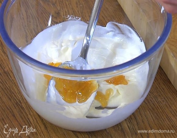 Сметану соединить со сливочным сыром, добавить имбирное варенье и перемешать.