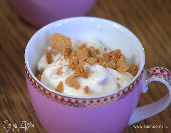 Получившуюся массу разложить в небольшие чашки и посыпать оставшейся крошкой из печенья.