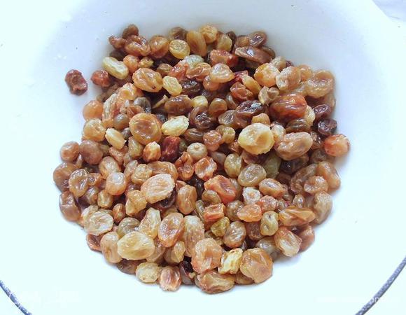 Изюм и подсолнечные семечки замочить на 3-4 часа. Изюма нужно брать 200-300 грамм, а семечек 450-500. Если морковка сладкая, лучше взять 200 грамм изюма. 