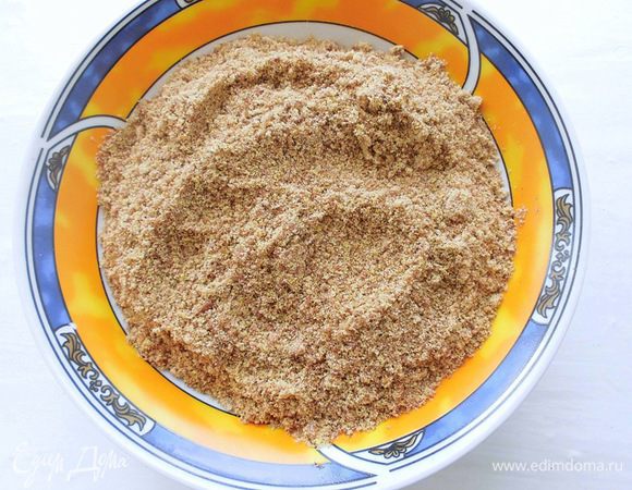 Семена льна перемолоть в кофемолке вместе с тмином и кориандром. 